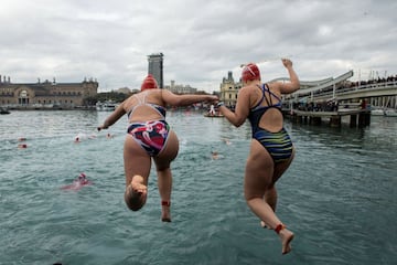 Varios nadadores participan en la 108 edición de la Copa Nadal, la tradicional prueba que el día de Navidad organiza el Club Natación Barcelona en las aguas del Puerto de Barcelona.