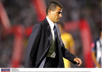 Mizrahi estuvo en dos ocasiones como técnico del Cruz Azul: En 2005 y luego del 2006-2007. Siempre tuvo números positivos, pero no pudo entregar el ansiado campeonato.