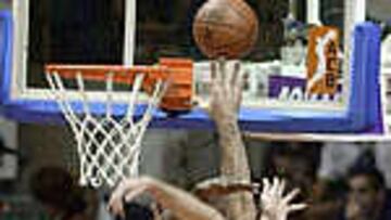 <B>DUELO EN LAS ALTURAS.</B> La lucha bajo los aros favoreció al Barcelona y fue la clave de su victoria.