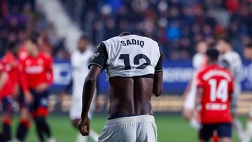 El delantero del Valencia Umar Sadiq, durante el partido de LaLiga EA Sports que CA Osasuna y Valencia CF disputan este domingo en el estadio El Sadar, en Pamplona.