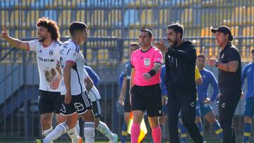 El entrenador de Everton, Francisco Meneghini, y Esteban Pavez de Colo Colo, durante el partido de Primera División disputado en el estadio Sausalito de Vina del Mar.