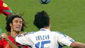 <b>FINAL DIVIDIDA.</b> Portugal y Grecia han disputado un emocionante encuentro presidido por la igualdad, como en esta acción entre Carvalho y Vryzas.