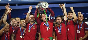 La selección portuguesa levanta el título de su primera Eurocopa.