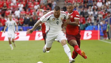 Cologne (Germany), 15/06/2024.- Manuel Akanji (R) of Switzerland in action against Martin Adam of Hungary during the UEFA EURO 2024 group A match between Hungary and Switzerland in Cologne, Germany, 15 June 2024. (Alemania, Hungría, Suiza, Colonia) EFE/EPA/YOAN VALAT
