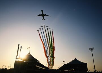 Un avión dibuja la bandera de los Emiratos Árabes Unidos sobre el Circuito de Yas Marina.