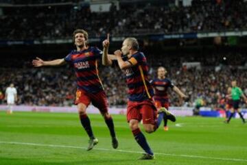 Andres Iniesta celebrando el gol 0-3 que acaba de anotar para el Barcelona