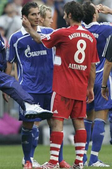 Hamit -en la imagen en Bayern Munich- se enfrentó a su hermano gemelo Halil cuando este militaba en el Schalke. Ambos nacieron en Alemania pero decidieron defender a Turquía. Además, fueron compañeros en Schalke, la temporada 2006-2007.