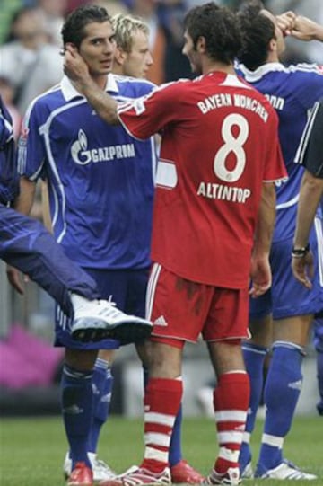 Hamit -en la imagen en Bayern Munich- se enfrentó a su hermano gemelo Halil cuando este militaba en el Schalke. Ambos nacieron en Alemania pero decidieron defender a Turquía. Además, fueron compañeros en Schalke, la temporada 2006-2007.