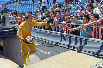 Oblak fue presentado con el Atlético el 22 de julio de 2014. Enrique Cerezo y Caminero, entonces director deportivo, estuvieron junto a él en el acto. Tenía 21 años y el Atlético desembolsó 16 millones de euros por un portero de gran futuro, que había mostrado ya en el Benfica de lo que era capaz. "No vengo a sustituir a nadie", dijo en la presentación. Courtois había defendido con acierto la meta rojiblanca en las últimas temporadas y llegaba la etapa del cambio. El club madrileño incorporó a Moyá y a Oblak. "Venir al Atlético ha sido una gran decisión", también comentó el portero.