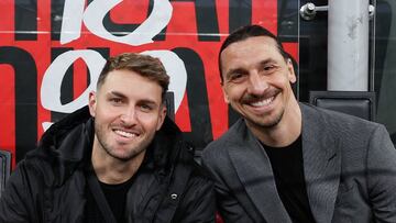 Santiago Giménez, presente en San Siro tras firmar con el Milán