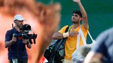 Carlos Alcaraz se despide del público de Indian Wells.
