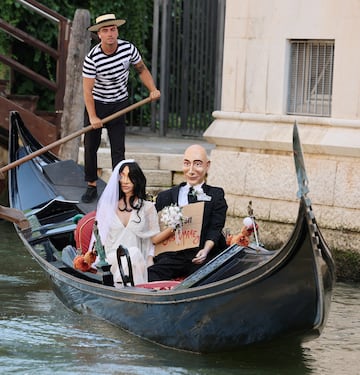 Un gondolero rema en una gndola con maniques que representan al fundador de Amazon, Jeff Bezos, y a su prometida, Lauren Snchez, con atuendos de boda, como parte de una parodia del colectivo artstico Konn Artiss.