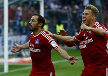 Los jugadores del Hamburgo festejan el gol en los descuentos de Marcelo Díaz.