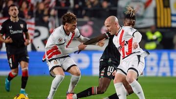 Chavarría e Isi tratan de frenar a Nico Williams.