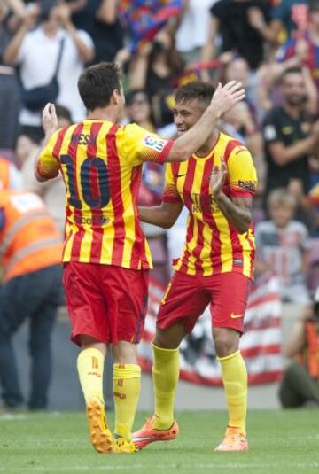 Gol 2-0 de Neymar que lo celebra con Messi