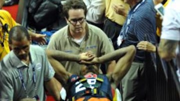 Paul George sale en camilla de la cancha después de su grave lesión.