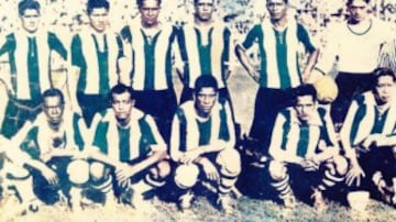 El primer gol en la historia de los Clásicos del Pacífico lo anotó el peruano Alberto Montellanos a los 50', en la victoria 1-0 de Perú por el Sudamericano de 1935. Se jugó un 26 de enero en el antiguo estadio Nacional de Lima. En la imagen, Montellanos figura en la fila inferior, segundo de izquierda a derecha.
