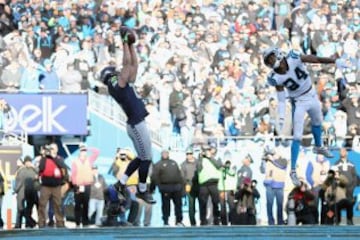 Jermaine Kearse, receptor de Seattle Seahawks, se vistió de Doug Baldwin. Terminó el partido con 11 recepciones, 110 yardas y dos TDs. 