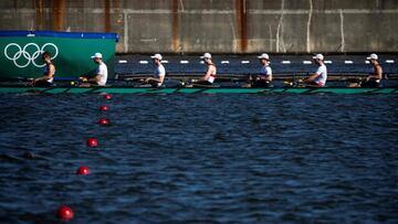 Miembros del equipo olímpico de remo alemán entrenando en el Canal del Bosque de Mar de Tokio para los Juegos Olímpicos