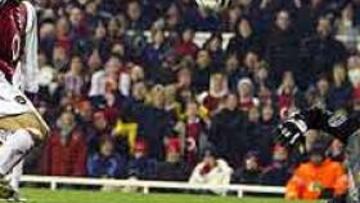 <b>SEGURO DE VIDA.</b> Palop se ha convertido en el mejor jugador del partido, realizando grandes paradas y ha salvado al Valencia de la derrota.