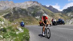 El ciclista francés Warren Barguil asciende el Col du Galibier durante la undécima etapa del Tour de Francia.
