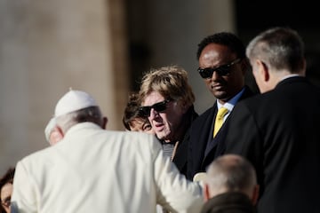 El papa Francisco saluda al actor, director y productor estadounidense Robert Redford al final de su audiencia general semanal, en la Plaza de San Pedro del Vaticano, el mi谷rcoles 4 de diciembre de 2019.
