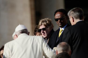 El papa Francisco saluda al actor, director y productor estadounidense Robert Redford al final de su audiencia general semanal, en la Plaza de San Pedro del Vaticano, el miércoles 4 de diciembre de 2019.