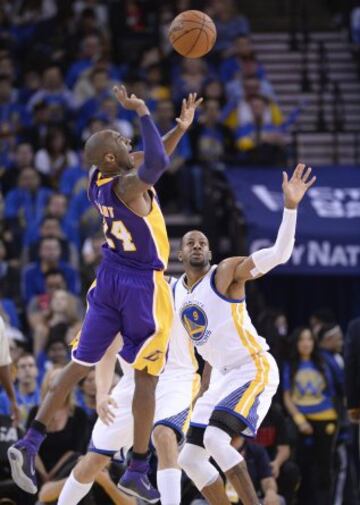 Kobe Bryant pelea con Andre Iguodala por el balón. 