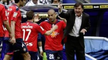 <b>ARANDA MARCÓ EL PRIMERO. </b>El delantero aprovechó un fallo de Albiol para batir a Casillas. Era el minuto 6 y Osasuna se adelantaba en el Bernabéu.