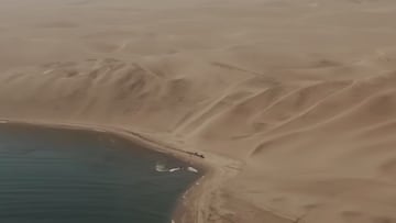 Dos coches rumbo a la Isla de los Tigres, en Angola, en el punto en el que el Océano Atlántico y el desierto se encuentran.