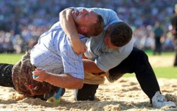 Los luchadores Andreas Ulrich y Remo Kaeser dirante el primer round de su combate en el Festival de lucha alpina que se celebra en Suiza.