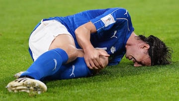 TUR01. TUR&Iacute;N (ITALIA), 06/10/2016.- Riccardo Montolivo de Italia reacciona luego de ser golpeado hoy, jueves 6 de octubre de 2016, durante un partido entre Italia y Espa&ntilde;a del grupo G por el paso al Mundial Rusia 2018, que se disputa en el Estadio Juventus en Tur&iacute;n (Italia). EFE/ALESSANDRO DI MARCO