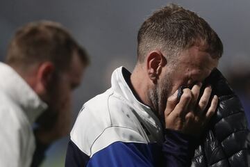 El partido se tuvo que detener a los nueve minutos de juego por graves incidentes tanto dentro como fuera del estadio. Hinchas del Lobo que quedaron afuera se enfrentaron con la policía, que reprimió de manera abrupta.  El humo de los gases lacrimógenos ingresó al estadio