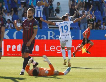 Karrikaburu celebra el gol del 1-0 al Huesca. 