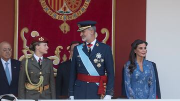 (I-D) La Princesa de Asturias, Leonor; el Rey Felipe VI y la Reina Letizia durante el desfile del 12 de octubre 'Día de la Fiesta Nacional', en la plaza de Cánovas del Castillo, a 12 de octubre de 2023, en Madrid (España). Los actos comienzan con el izado de la bandera nacional y el homenaje a los que dieron su vida por España, al que siguen los desfiles aéreo y terrestre de distintas unidades en los que participan 4.177 militares. Este año, es el primero en el que una mujer despliega la bandera en paracaídas. El desfile cambia de recorrido y la Tribuna Real pasa a situarse en la Plaza de Neptuno. Además, Leonor de Borbón, inmersa en su formación militar como dama cadete, viste de uniforme tras dos años de ausencia por sus estudios en Gales.
12 OCTUBRE 2023;PRINCESA DE ASTURIAS;REYES;12 DE OCTUBRE;DESFILE
Alberto Ortega / Europa Press
12/10/2023