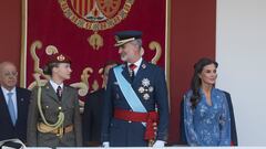 (I-D) La Princesa de Asturias, Leonor; el Rey Felipe VI y la Reina Letizia durante el desfile del 12 de octubre 'Día de la Fiesta Nacional', en la plaza de Cánovas del Castillo, a 12 de octubre de 2023, en Madrid (España). Los actos comienzan con el izado de la bandera nacional y el homenaje a los que dieron su vida por España, al que siguen los desfiles aéreo y terrestre de distintas unidades en los que participan 4.177 militares. Este año, es el primero en el que una mujer despliega la bandera en paracaídas. El desfile cambia de recorrido y la Tribuna Real pasa a situarse en la Plaza de Neptuno. Además, Leonor de Borbón, inmersa en su formación militar como dama cadete, viste de uniforme tras dos años de ausencia por sus estudios en Gales.
12 OCTUBRE 2023;PRINCESA DE ASTURIAS;REYES;12 DE OCTUBRE;DESFILE
Alberto Ortega / Europa Press
12/10/2023