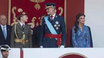 (I-D) La Princesa de Asturias, Leonor; el Rey Felipe VI y la Reina Letizia durante el desfile del 12 de octubre 'D¨ªa de la Fiesta Nacional', en la plaza de C¨¢novas del Castillo, a 12 de octubre de 2023, en Madrid (Espa?a). Los actos comienzan con el izado de la bandera nacional y el homenaje a los que dieron su vida por Espa?a, al que siguen los desfiles a¨¦reo y terrestre de distintas unidades en los que participan 4.177 militares. Este a?o, es el primero en el que una mujer despliega la bandera en paraca¨ªdas. El desfile cambia de recorrido y la Tribuna Real pasa a situarse en la Plaza de Neptuno. Adem¨¢s, Leonor de Borb¨®n, inmersa en su formaci¨®n militar como dama cadete, viste de uniforme tras dos a?os de ausencia por sus estudios en Gales.
12 OCTUBRE 2023;PRINCESA DE ASTURIAS;REYES;12 DE OCTUBRE;DESFILE
Alberto Ortega / Europa Press
12/10/2023