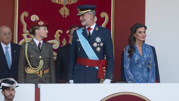 (I-D) La Princesa de Asturias, Leonor; el Rey Felipe VI y la Reina Letizia durante el desfile del 12 de octubre 'Día de la Fiesta Nacional', en la plaza de Cánovas del Castillo, a 12 de octubre de 2023, en Madrid (España). Los actos comienzan con el izado de la bandera nacional y el homenaje a los que dieron su vida por España, al que siguen los desfiles aéreo y terrestre de distintas unidades en los que participan 4.177 militares. Este año, es el primero en el que una mujer despliega la bandera en paracaídas. El desfile cambia de recorrido y la Tribuna Real pasa a situarse en la Plaza de Neptuno. Además, Leonor de Borbón, inmersa en su formación militar como dama cadete, viste de uniforme tras dos años de ausencia por sus estudios en Gales.
12 OCTUBRE 2023;PRINCESA DE ASTURIAS;REYES;12 DE OCTUBRE;DESFILE
Alberto Ortega / Europa Press
12/10/2023