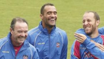 <b>DE RISAS. </b>La plantilla granota no se toma a broma el choque de mañana en el Reyno.