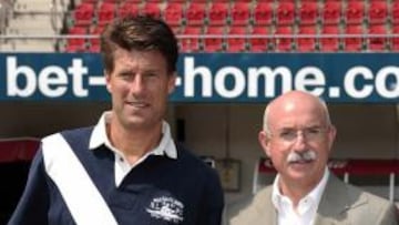 <b>PAZ. </b>Laudrup y Serra han firmado un pacto de no agresión.