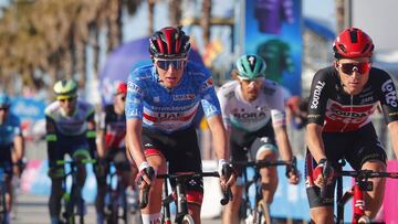Tadej Pogacar cruza línea de meta en Tirreno-Adriático.