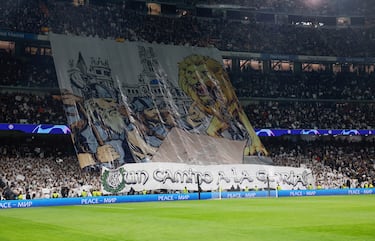 Aficionados del Real Madrid despliegan una pancarta gigante en el estadio Santiago Bernabéu.