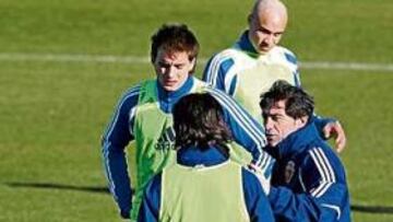 <b>ENSAYO Y DIÁLOGO. </b>Marcelino da instrucciones a Chus, Goni, Zapater y Ayala (los dos últimos de espaldas) en el entrenamiento.
