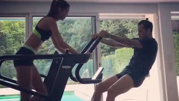 Dani Alves y la extraña forma de motivar a su mujer haciendo ejercicio.