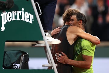 Zverev se torció el tobillo derecho y cayó sobre la arcilla, entre gritos de dolor, al intentar devolver un tiro de drive. Salió en silla de ruedas de la pista para ser atendido y volvió en muletas, con el pie inflamado, para decirle al juez de silla que 