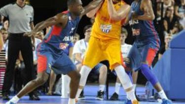 Pietrus y Ajinca defienden a Marc Gasol en un amistoso.