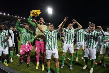 Los jugadores del Betis celebran el pase a su primera final europea tras finalizar el encuentro.