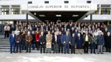 Plusmarquistas actuales y explusmarquistas, en la entrada del Consejo Superior de Deportes. 