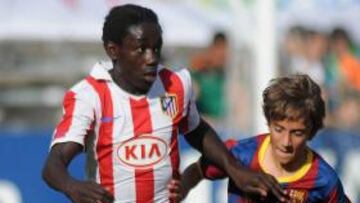 <b>PODERÍO. </b>Federico Obama se escapa de la vigilancia de un jugador del Barça.