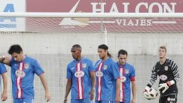 <b>GOL ENCAJADO. </b> El Mallorca le pasó por encima al Atlético en acciones a balón parado. La imagen de Raúl García, Jurado, Perea, Ujfalusi, López y De Gea lo dice todo.